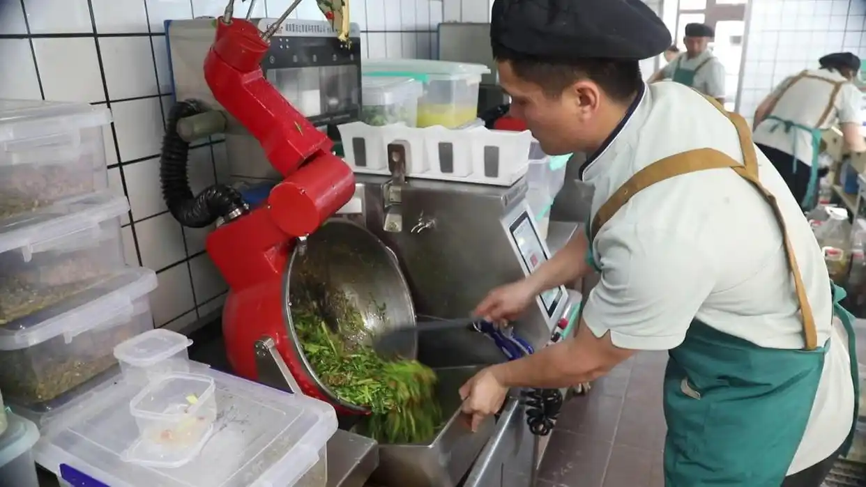 库车：智能炒菜机器人 食堂飘出科技味